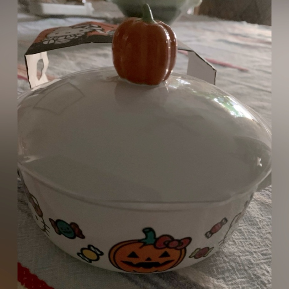 Hello Kitty Halloween Brie lidded bowl
